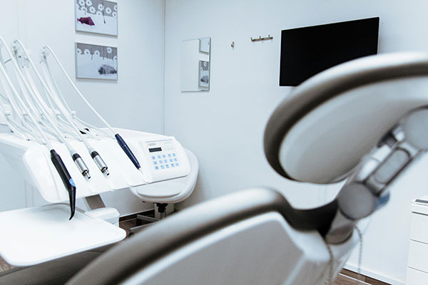 A dentist’s chair in an office providing periodontal treatment in New York